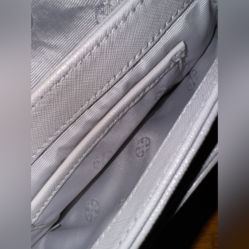 Tory Burch Robinson Turnlock Leather Crossbody - Like New Condition 🤍 - Picture 6 of 12